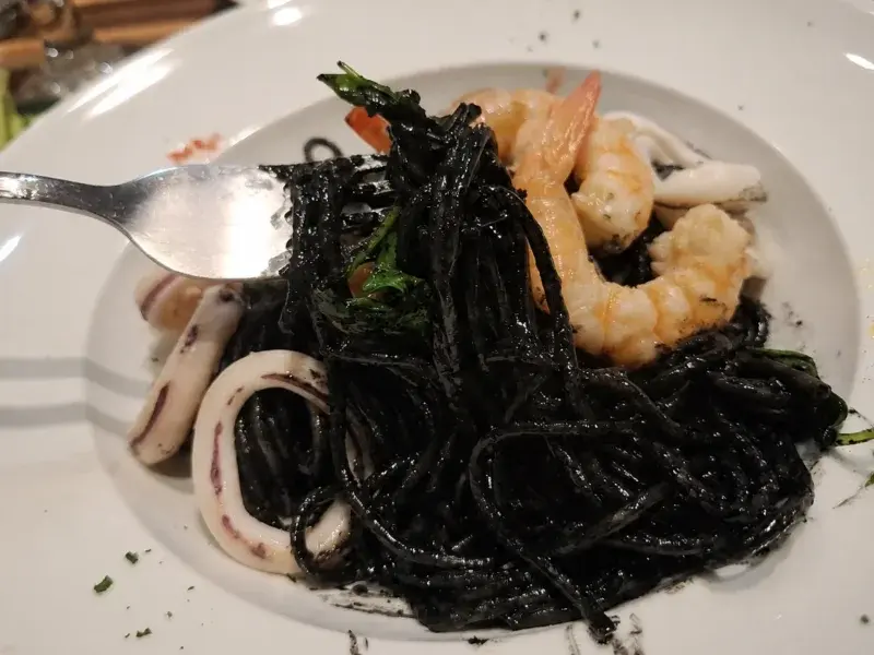蒜味辣椒海鮮墨魚汁麵對應餐點原圖