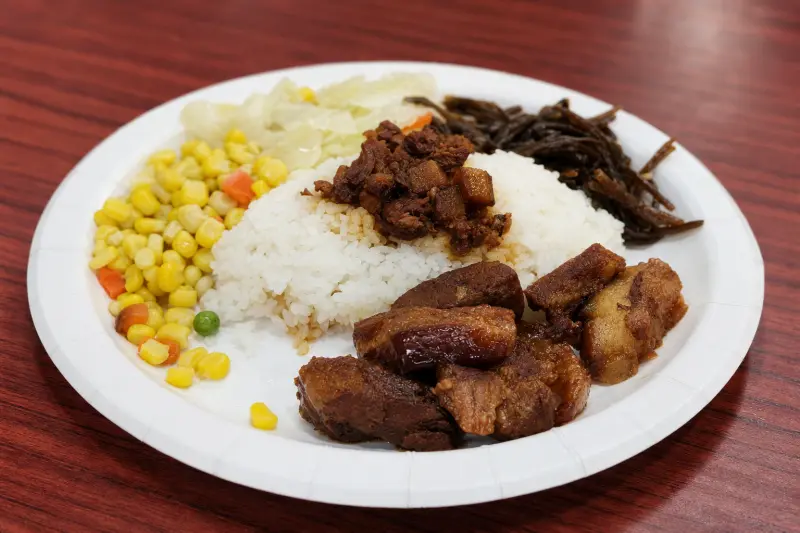 波霸紅燒雞腿飯的焢肉飯