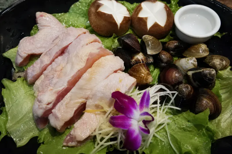 饞鬥鍋物 竹圍店的蛤蜊鮮菇匯雞腿