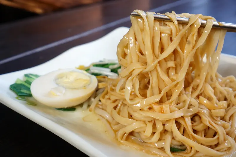 臭臉蒸餃乾拌麵的乾意麵