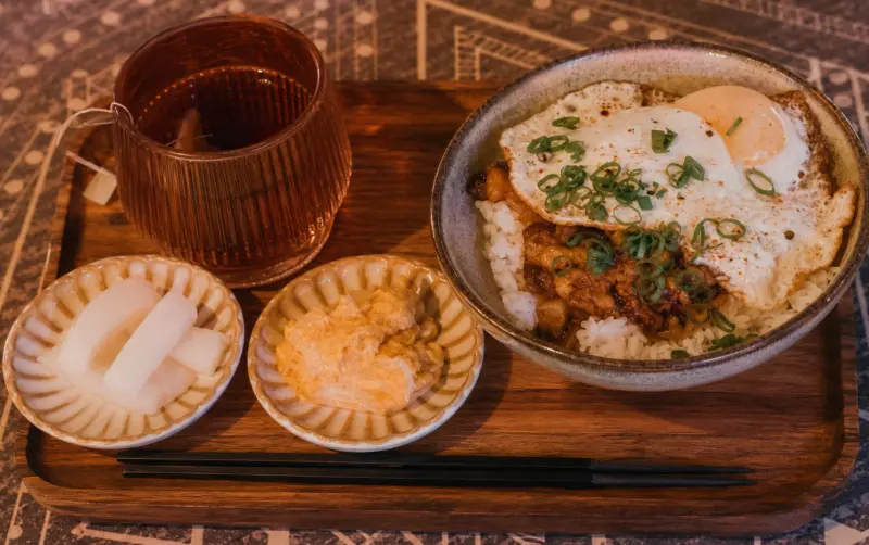 自由溫室深夜咖啡廳的阿智的滷肉飯套餐
