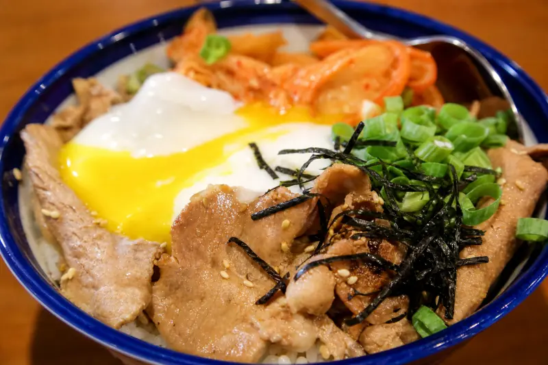 夜葉食堂三重店的男子漢燒肉飯