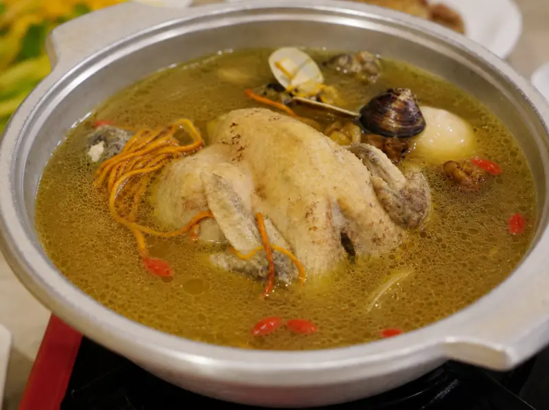 甲鼎川菜館的百菇雞湯