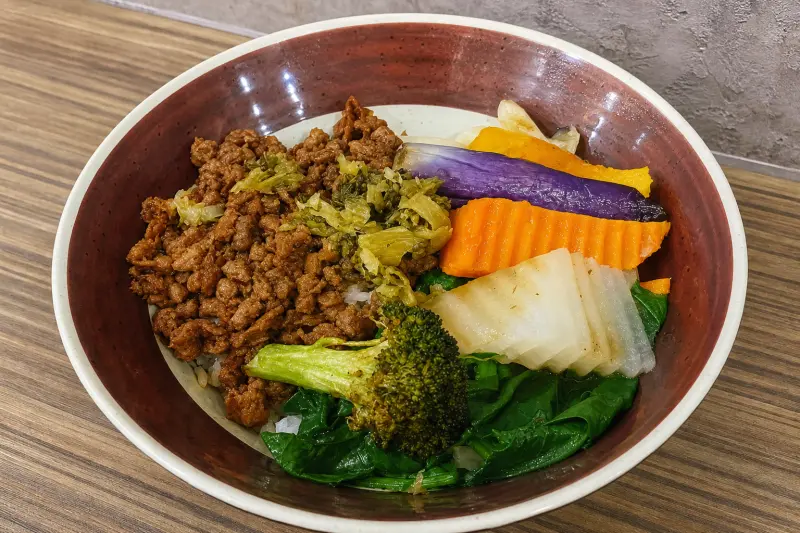 麻辣蔬愿•楊家蔬食的鮮蔬素肉飯