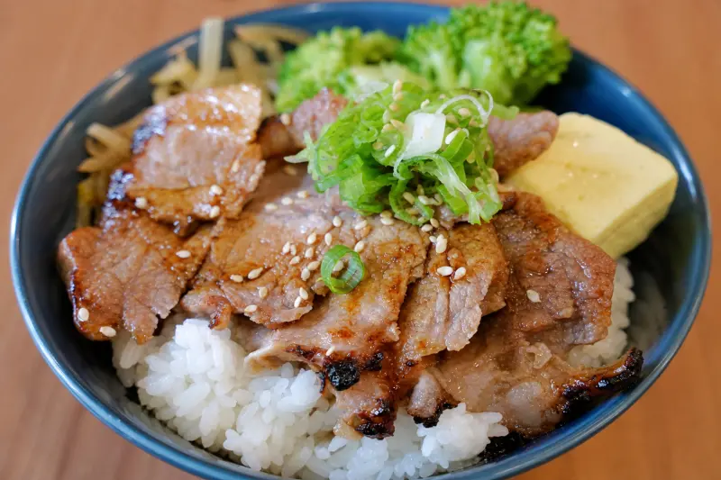 魚多甜輔大店的壽喜燒牛五花丼