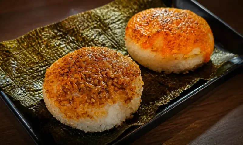 藏九居(居酒屋)燒烤/壽司/酒場的烤飯糰(鮭魚/明太子)