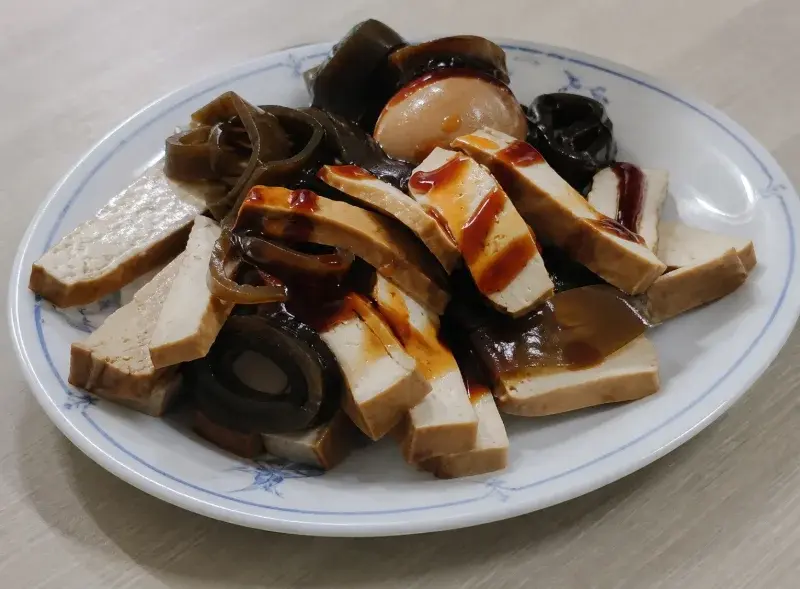 廣澤藥膳羊肉麵的靈魂配套:滷味小菜