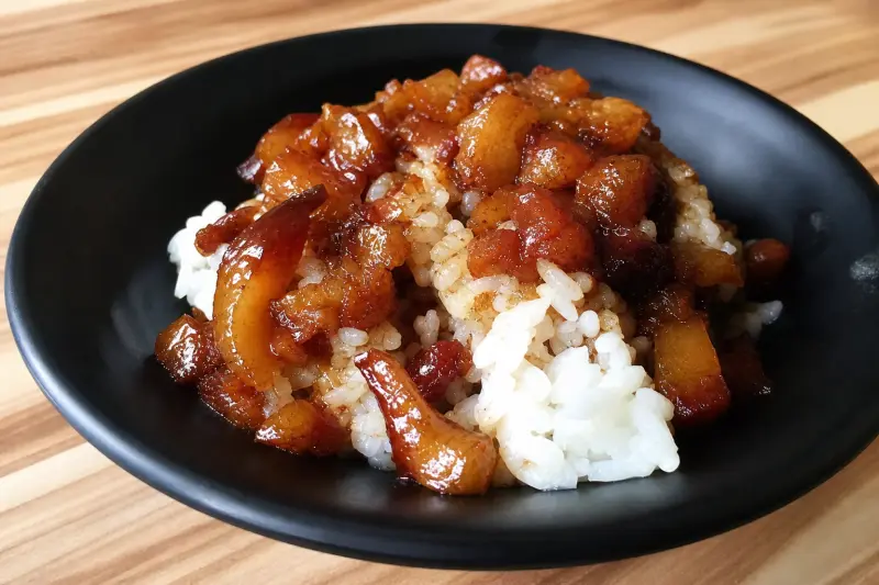 大邁小吃店的黑金滷肉飯