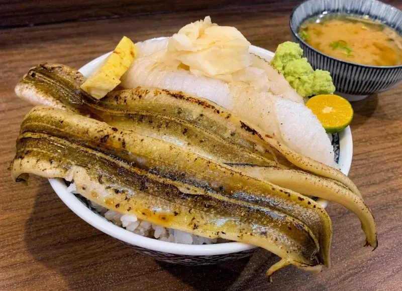 揚日式料理的炙燒比目魚星鰻丼