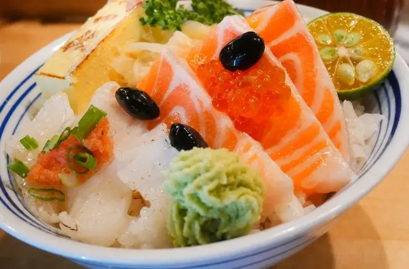 屋台一休的炙燒比目魚鮭魚丼