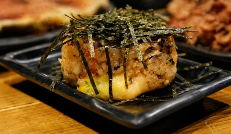 米炭火燒肉小酒館新莊思源店的鮭魚起司烤飯糰
