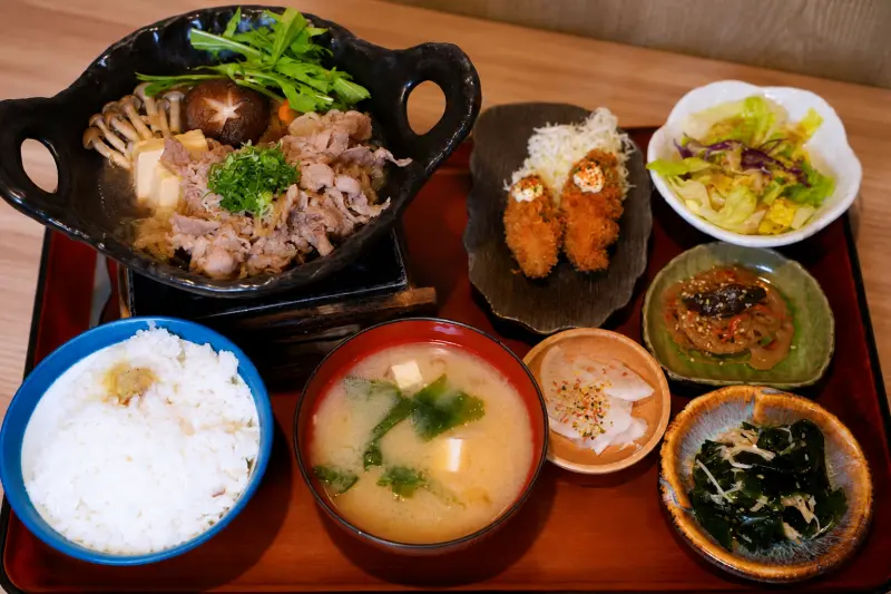 坐著做。員工食堂 food photo 1