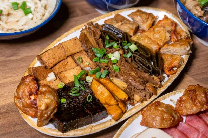 小巷子清燉牛肉麵中壢店的滷味綜合盤