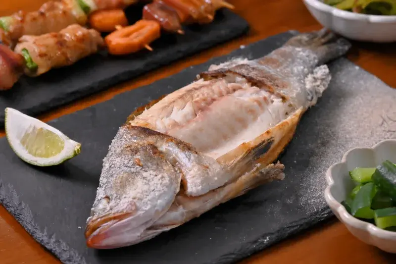 今夜有局串燒餐酒館的鹽烤鱸魚
