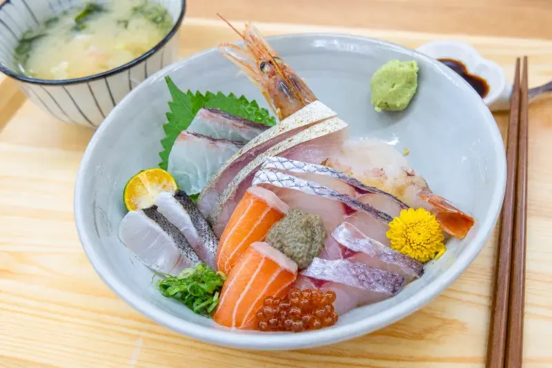 魚米有約的老闆黑白配綜合丼