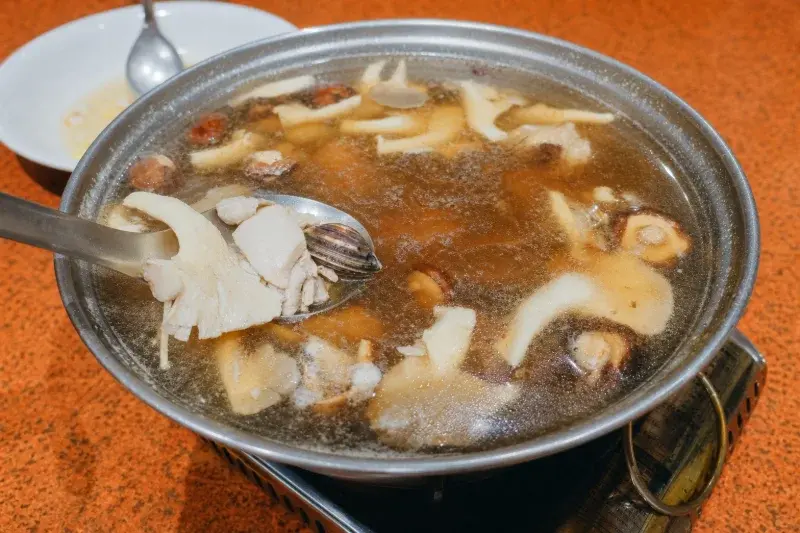 溫叨古早味料理餐廳的黑蒜蛤蜊燉雞湯