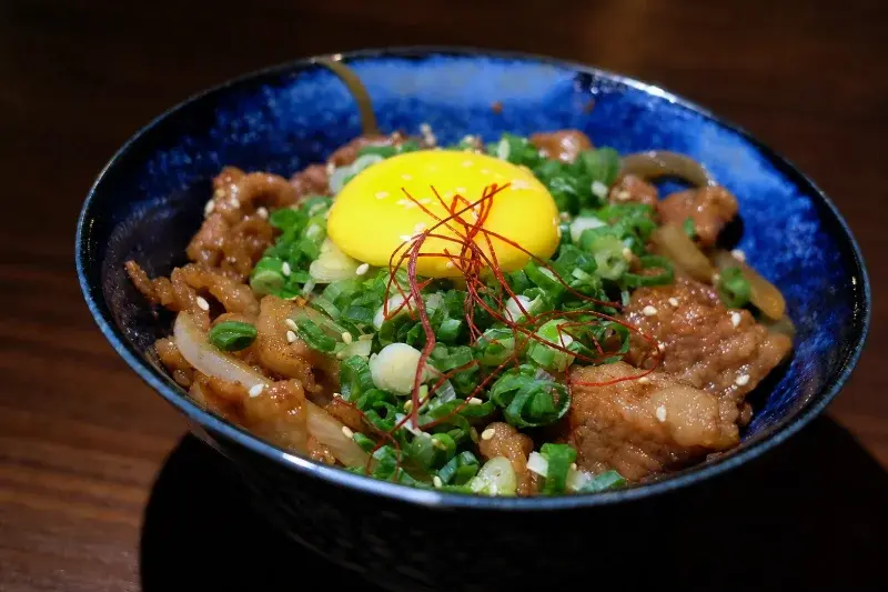 月見牛五花燒肉丼飯