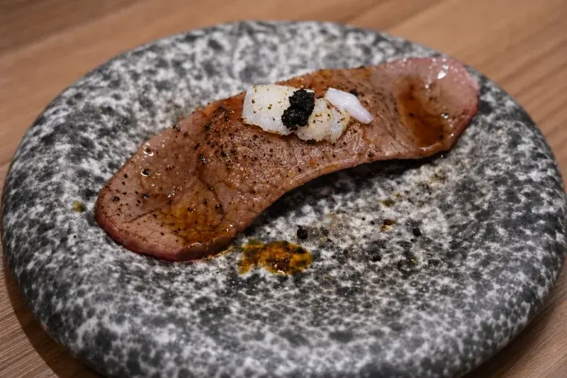 札卡燒肉—漢口店的炙燒牛肉比目魚松露醬握壽司