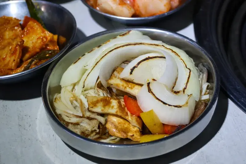料韓男(北屯店)的小菜、生菜與韓式沾醬組合