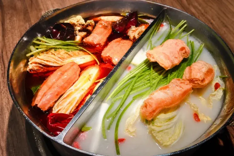 老常在麻辣鍋的鴛鴦鍋搭配肉片涮煮