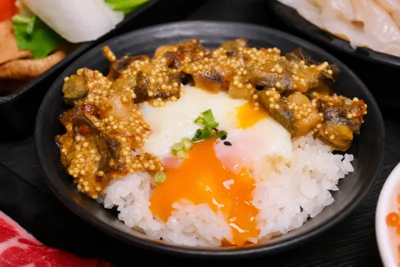 菁選涮涮鍋|海鮮火鍋專賣|南屯店的雙倍皮蛋魚子蓋飯
