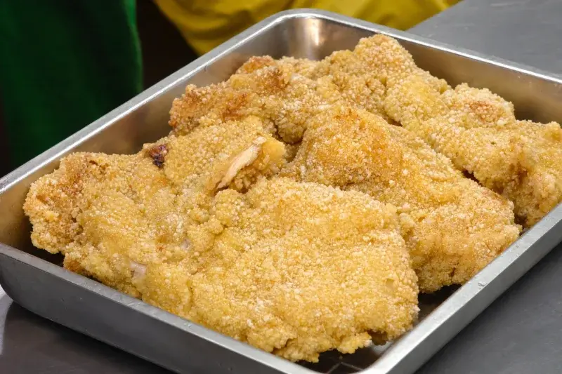証港雞腿飯 烏日店的超大雞排飯