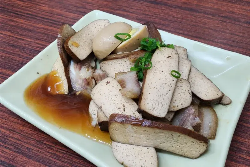 不一樣の麵店的魯味(大豆干、魯蛋、豬耳朵)