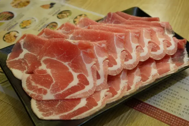 汕頭泉成沙茶火鍋(高雄美麗島中山總店)的精選梅花豬肉大盤