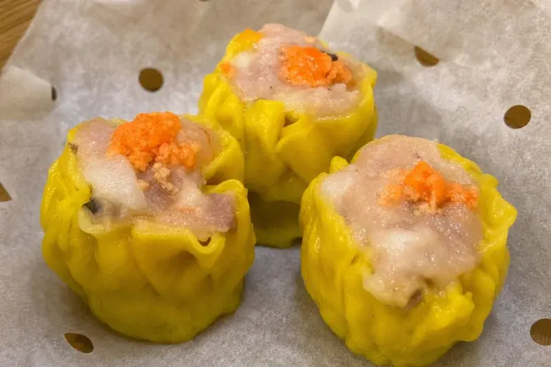 添食埊粒的蟹黃燒賣