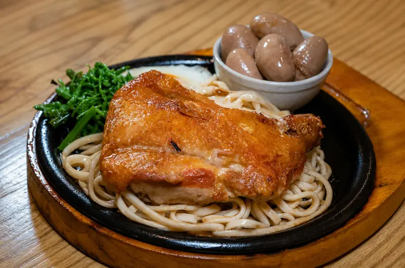 大港參貳牛排館 鹽埕店的大港去骨雞腿排+麻油雞佛