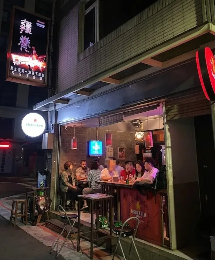 這裡不走精緻擺盤，重點是孜然烤串和輕鬆熱鬧的氣氛。｜疆毒串烤-南京店