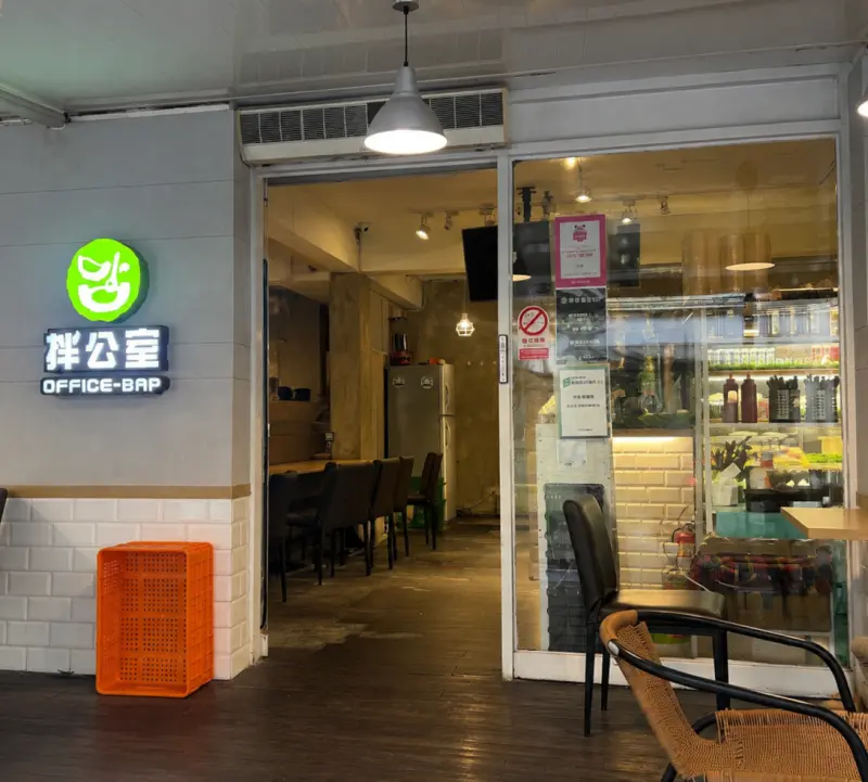 炸雞套餐有飲料和四塊炸雞，外皮酥脆不油，雞肉也很多汁。｜拌公室