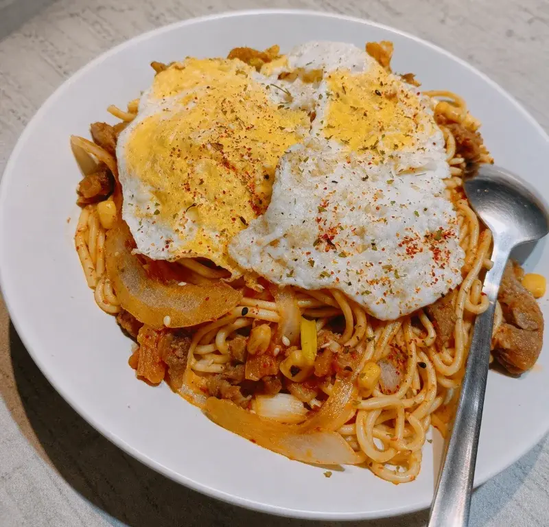 泡菜豬肉炒麵餐點照