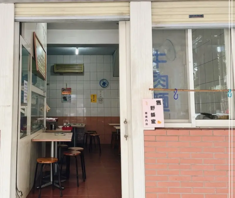 臭豆腐湯汁比較多，炸餛飩則是酥脆路線，可以依食量搭配。｜大鬍子老爹麵店