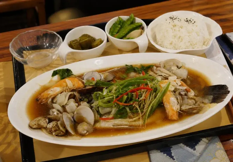 清蒸鮮魚佐香菇蝦仁蛤蜊