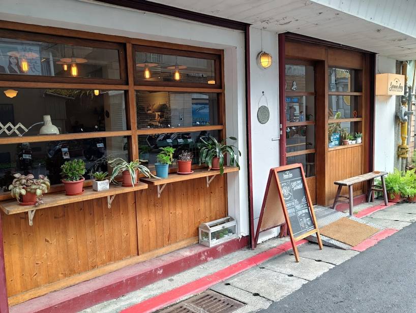 Serene Day Cafe (無訂位、不限時咖啡廳、一人作業如不耐久候請勿嘗試、不定期店休請查看IG, FB))