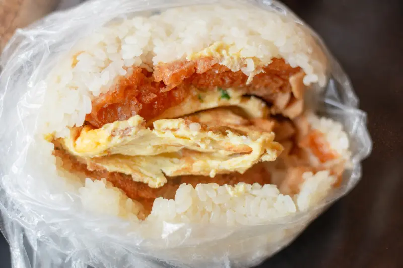 阜杭豆漿的鹹飯糰加蛋