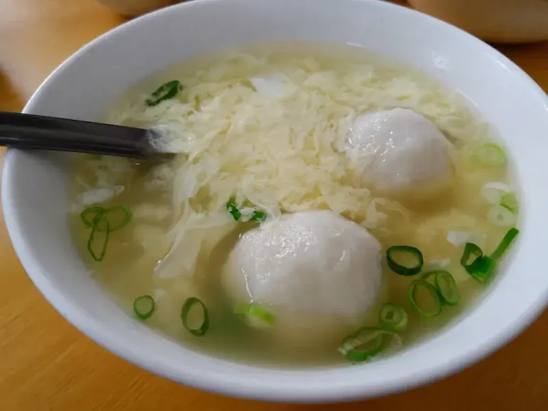 林家乾麵的蛋包魚丸湯