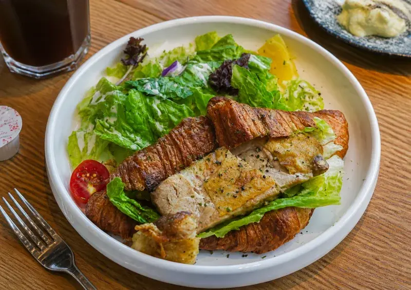 CE' & LIB-RARY 天母店的烤雞腿綠蔬可頌