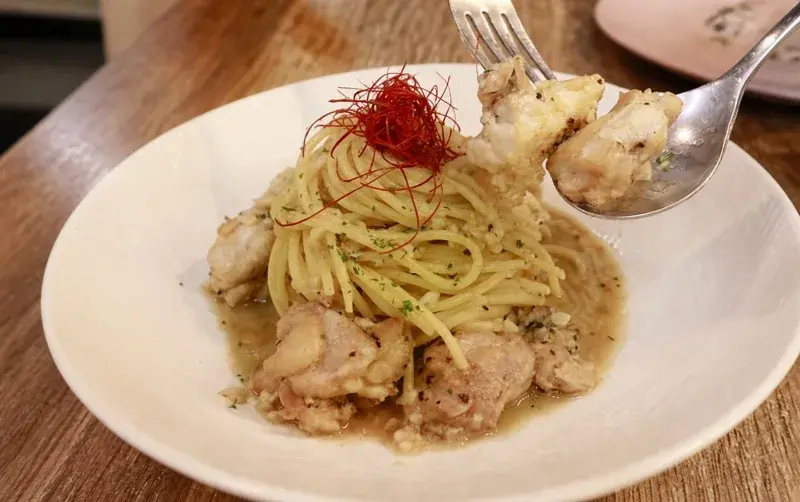 薇瓦琪義式餐酒館的蒜味鯷魚雞肉麵