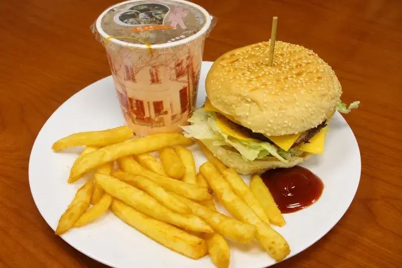 北投享樂早餐吧的花生醬牛肉培根漢堡