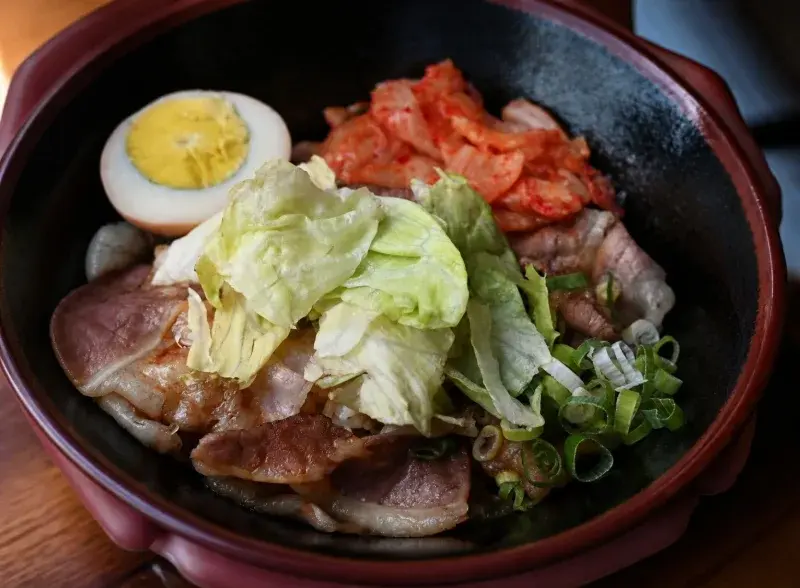 對馬關東煮串燒酒場的牛肉丼飯