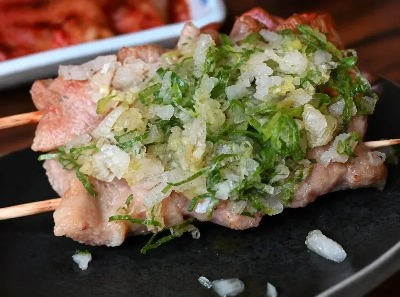 對馬關東煮串燒酒場的鹽蔥松阪豬肉串